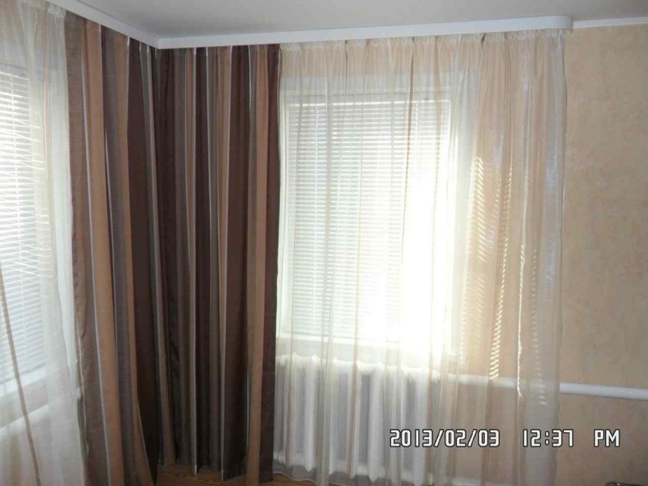 Угловые карнизы для штор в комнату