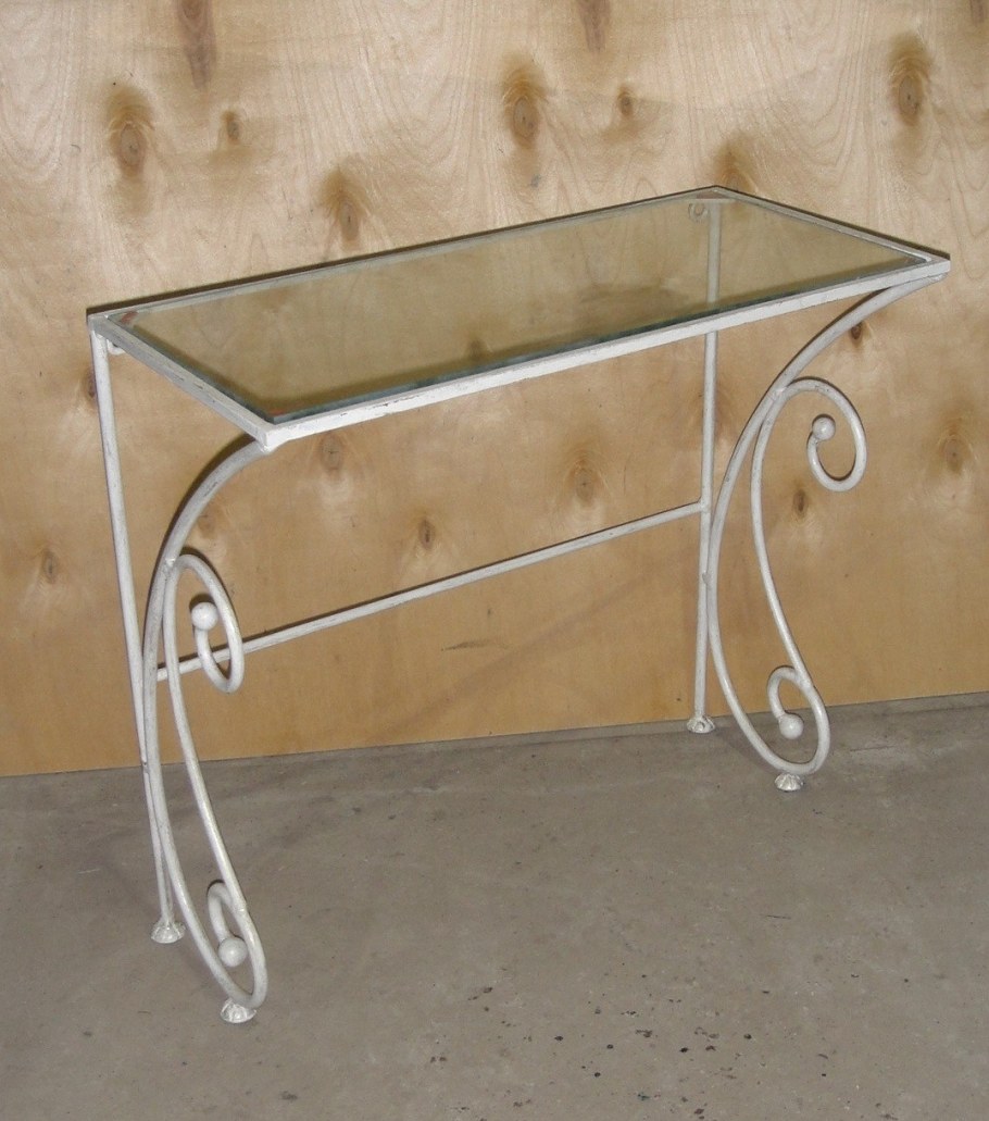 Кованый пристенный столик