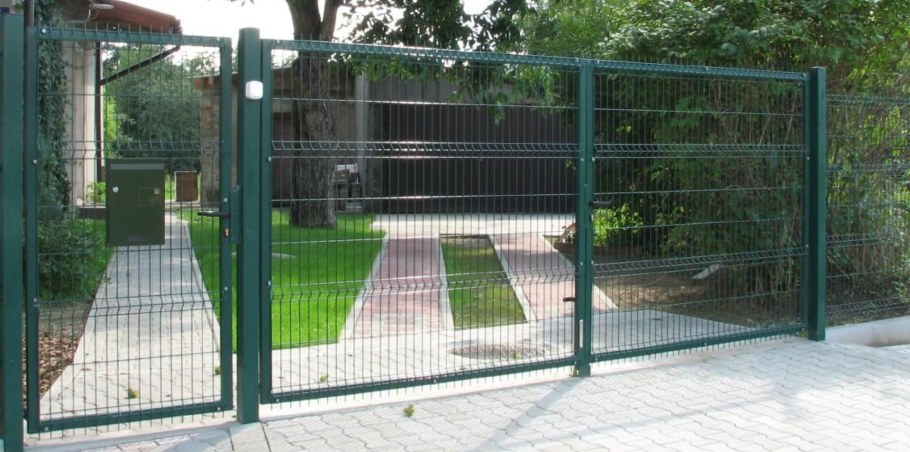 Распашные ворота из 3д сетки