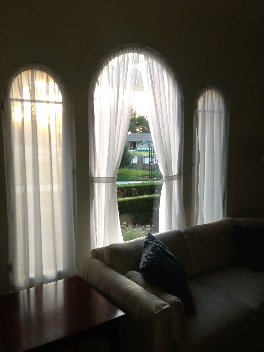 Шторы на арочное окно в спальню