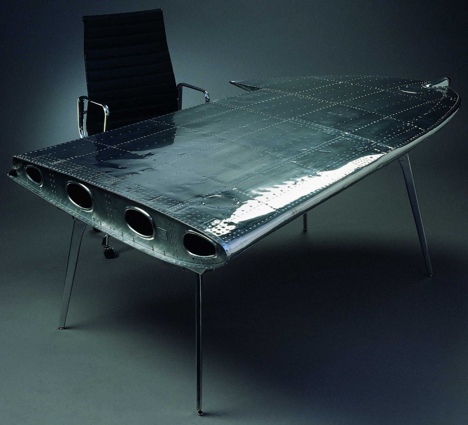 Дизайнерский стол из алюминия