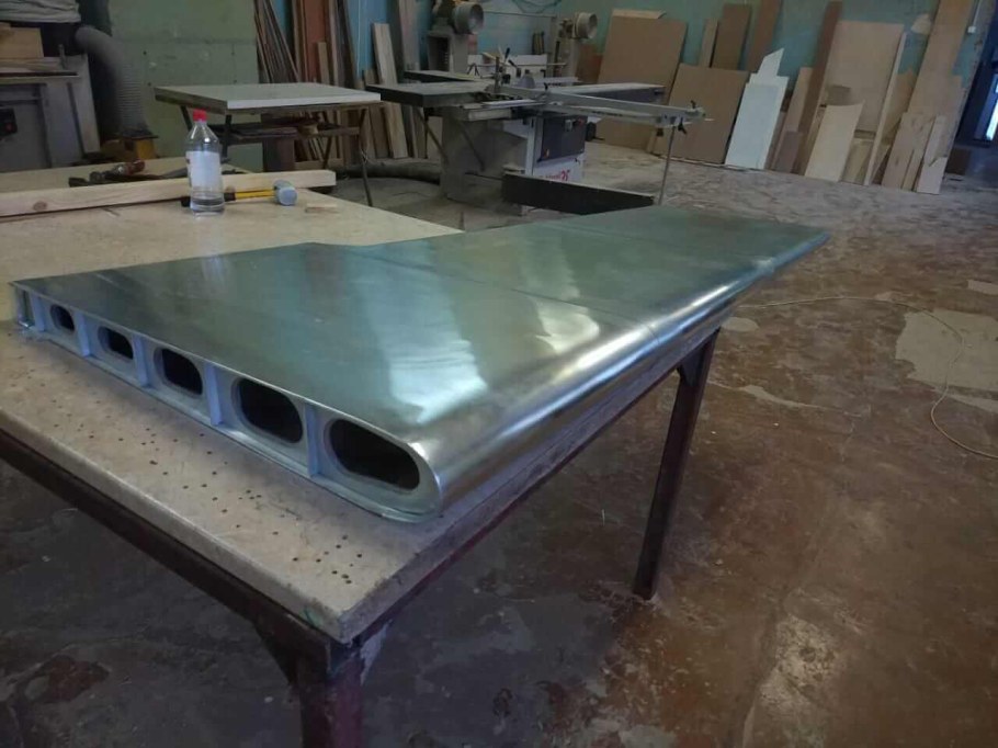 Стол из нервюр в авиационном стиле