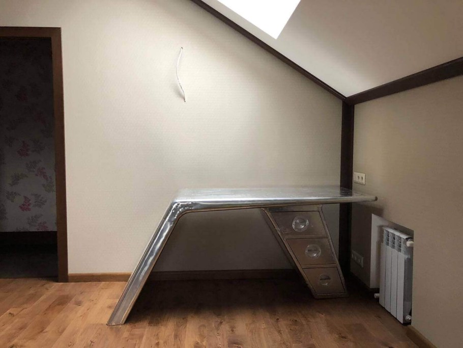 Угловой стол в космосе на Авиаторов