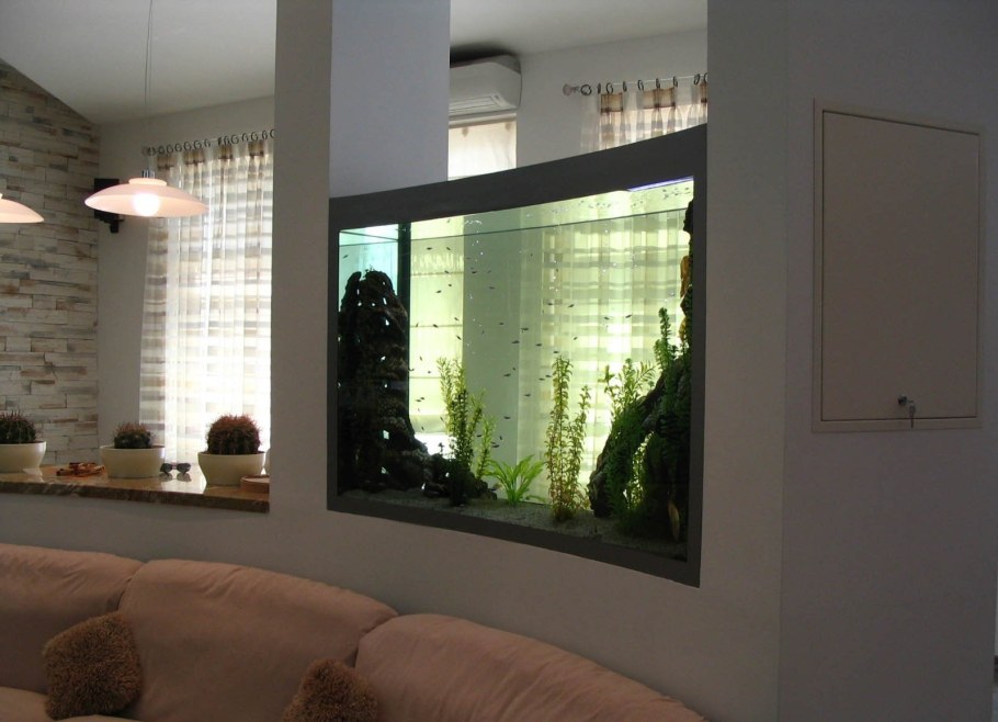 Встроенные аквариумы в стену