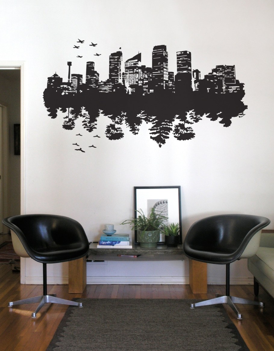 Графика на стене в интерьере