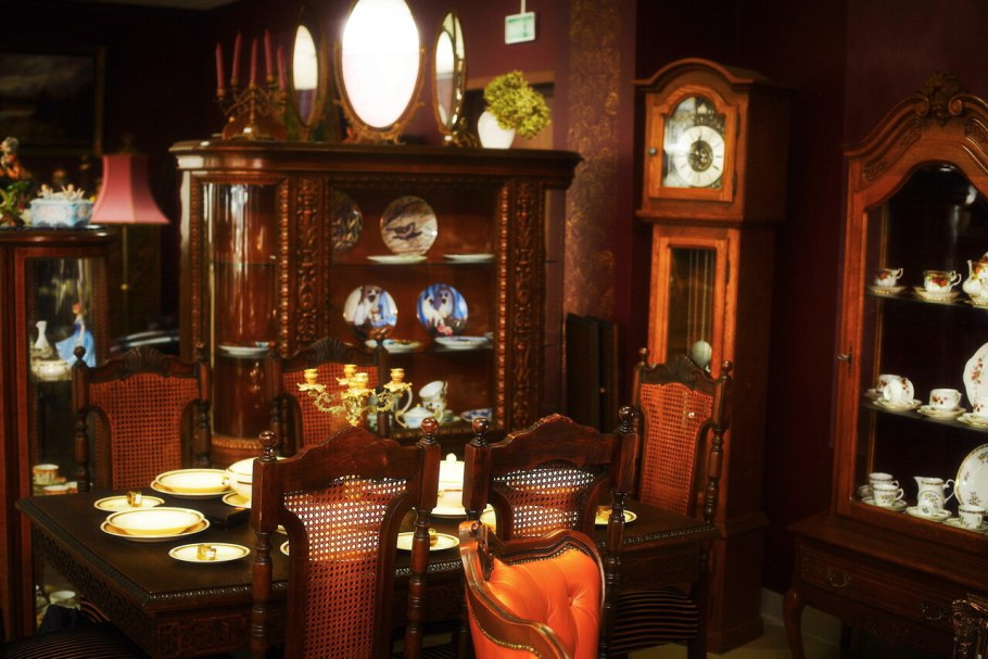 Интерьер антикварного магазина