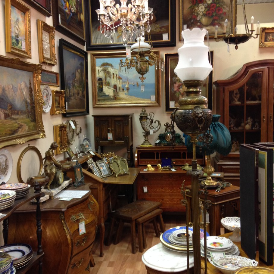 Интерьер антикварного магазина