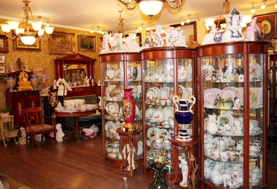 Антикварный магазин на Арбате