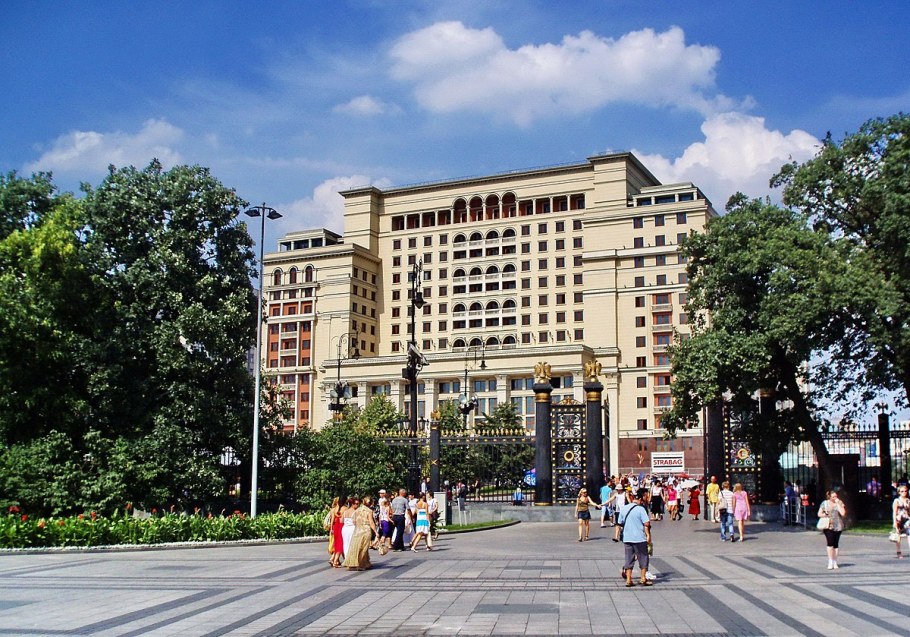 Гостиница напротив Кремля в Москве