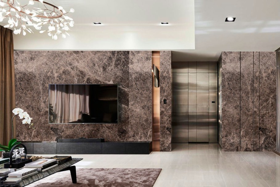 Плитка на стене в гостиной