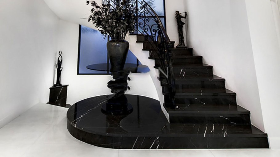 Лестница из мрамора Неро марквина