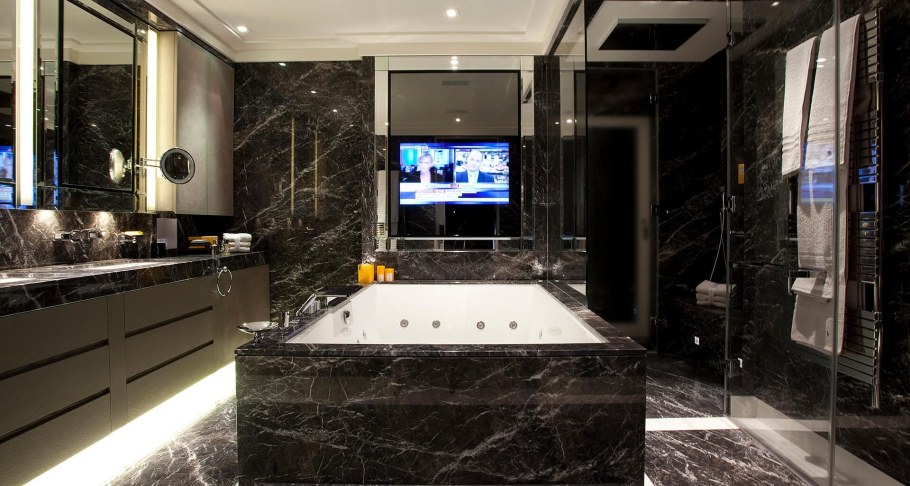 Черная мраморная плитка в ванной
