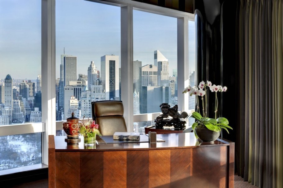 Офис с видом на город