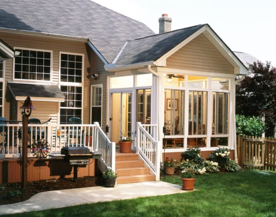 Закрытая веранда с крыльцом