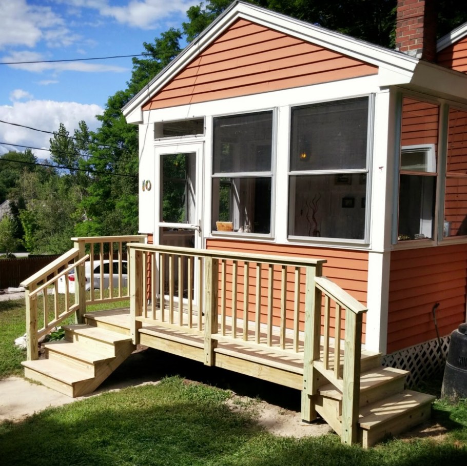 Закрытая веранда с крыльцом