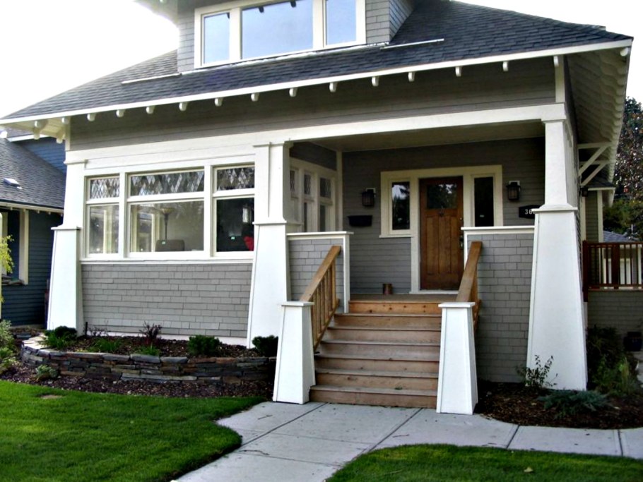 Деревенский дом с верандой и крыльцом