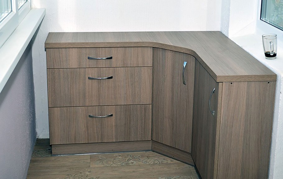 Угловая тумбочка на балкон