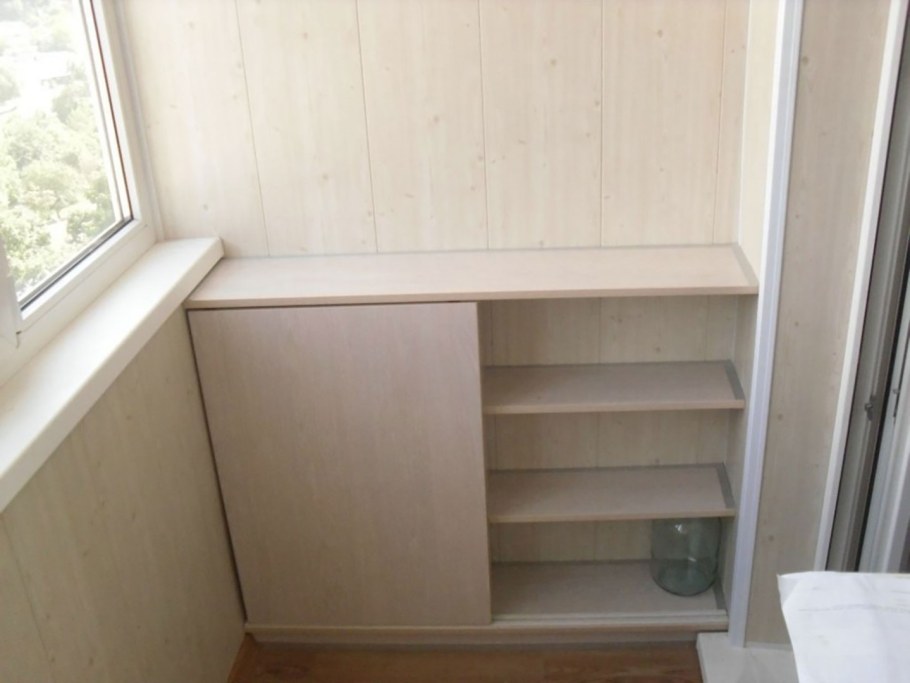 Шкафы тумбочки на балконе