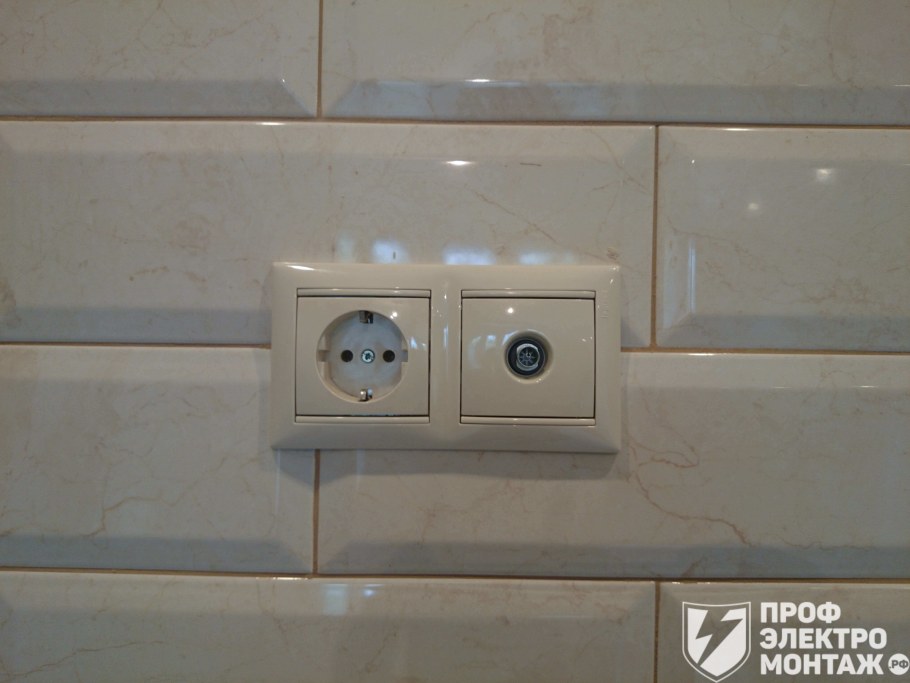 Бежевые выключатели в интерьере и розетки