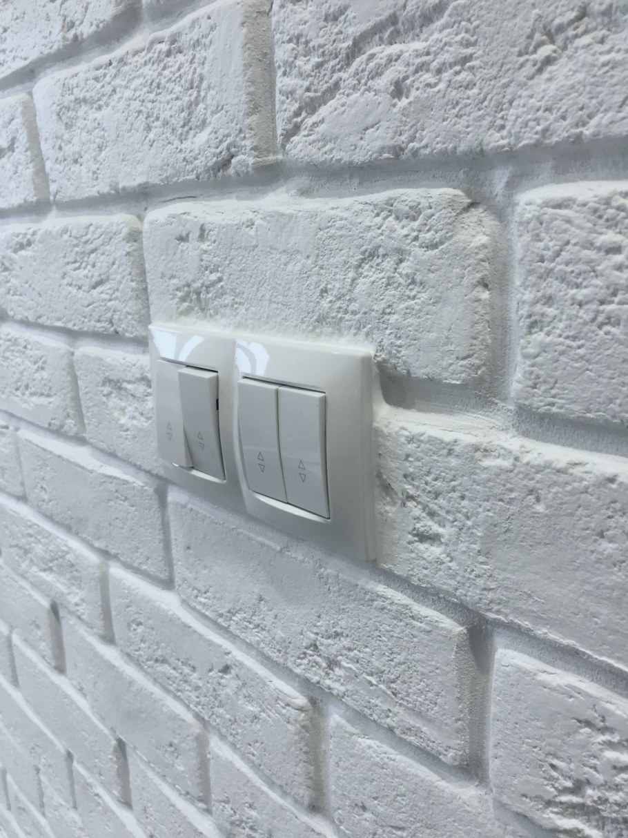 Розетки и выключатели на декоративный кирпич