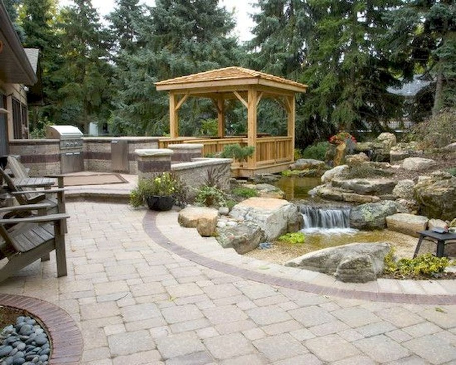 Рокарий рядом с беседкой