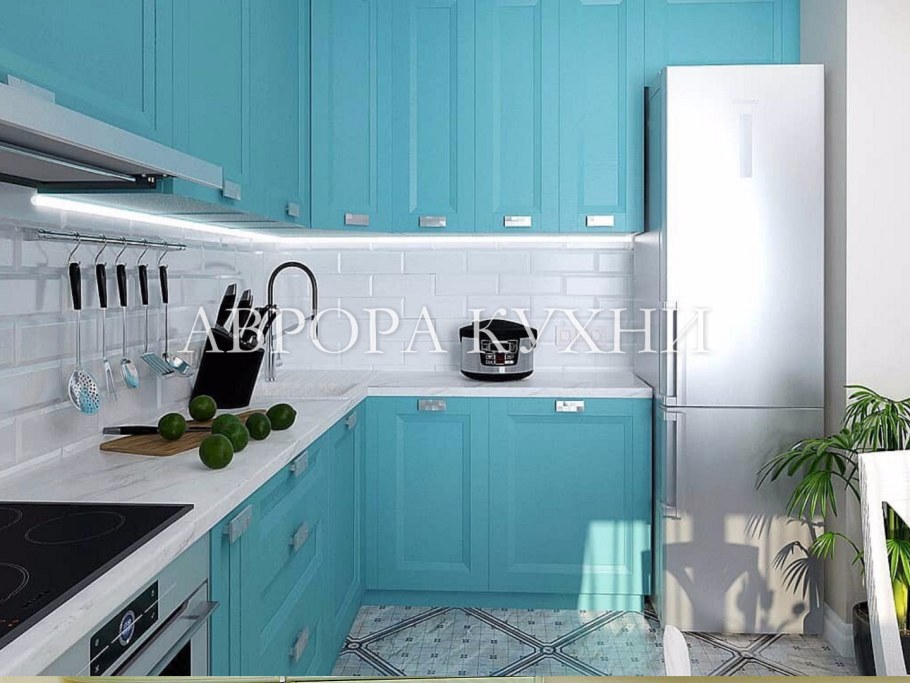 Голубая кухня с черной столешницей