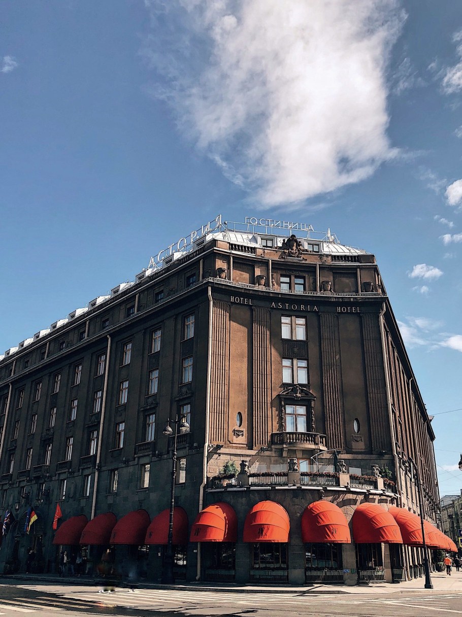 Гостиница «Астория» в Петербурге (ф. и. Лидваль, 1913—1914).