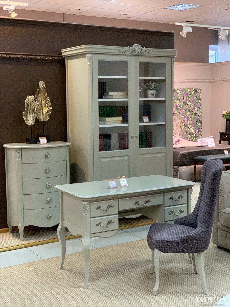 Мебель для кабинета в доме светлого цвета