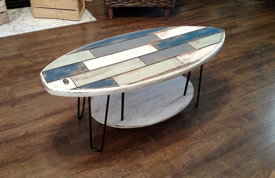 Журнальный столик из доски для серфинга