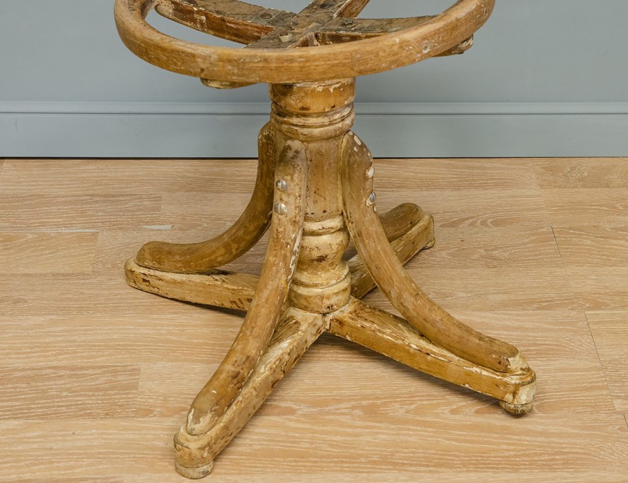 Старинный винтовой стул