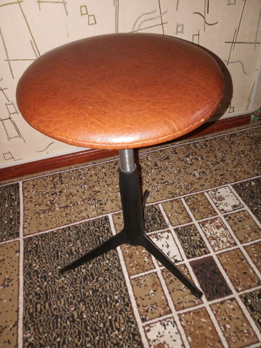 Стул пианиста вращающийся своими руками