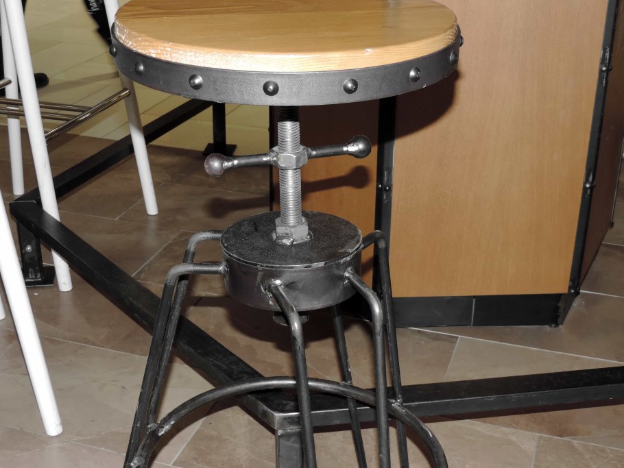 Стул чугунный винтовой