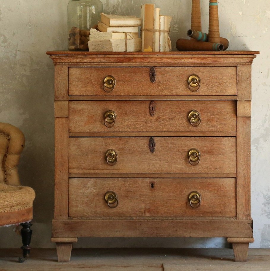 Старинный комод в интерьере