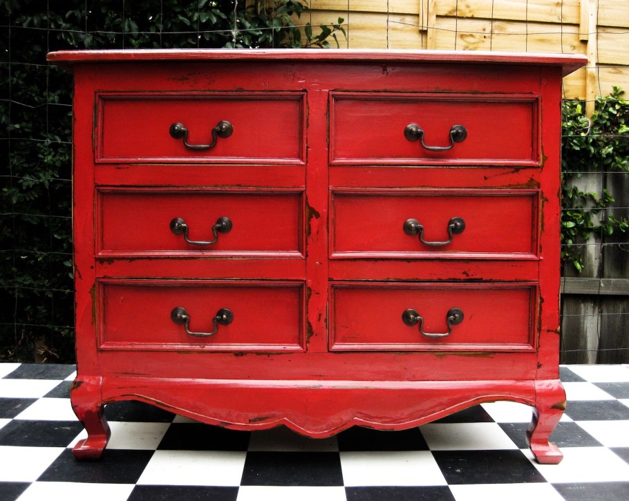 Комод старый красный