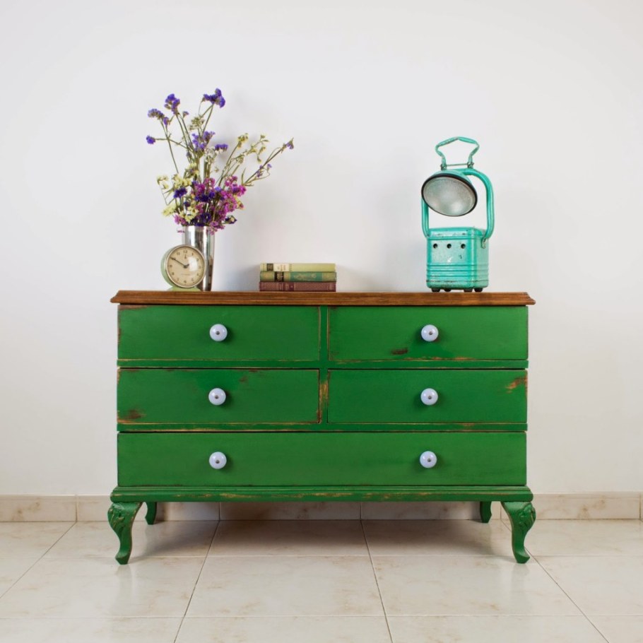 Старинный зеленый комод