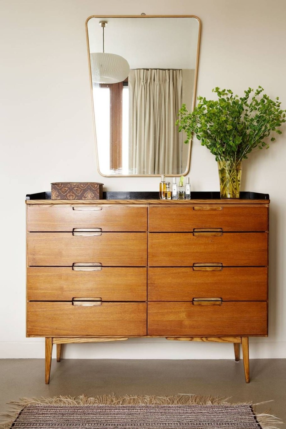 Комод в стиле ретро интерьере