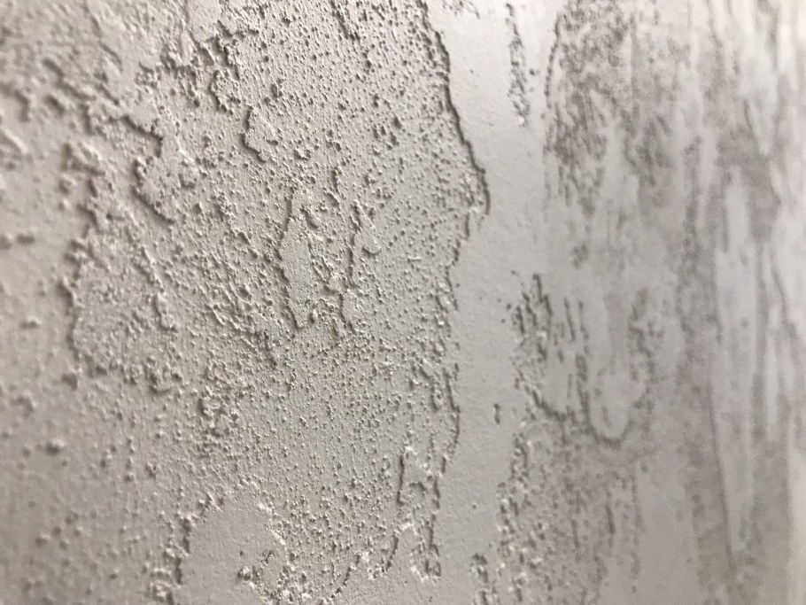 Нанесение декоративной штукатурки бетон