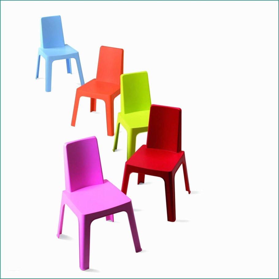 Много стульев на белом фоне