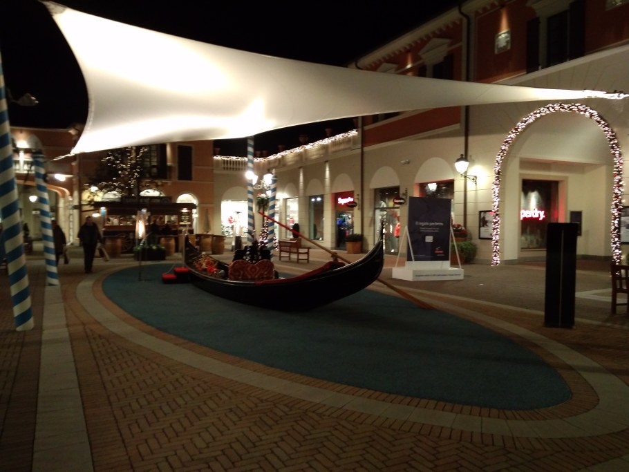 Assago Италия аутлет