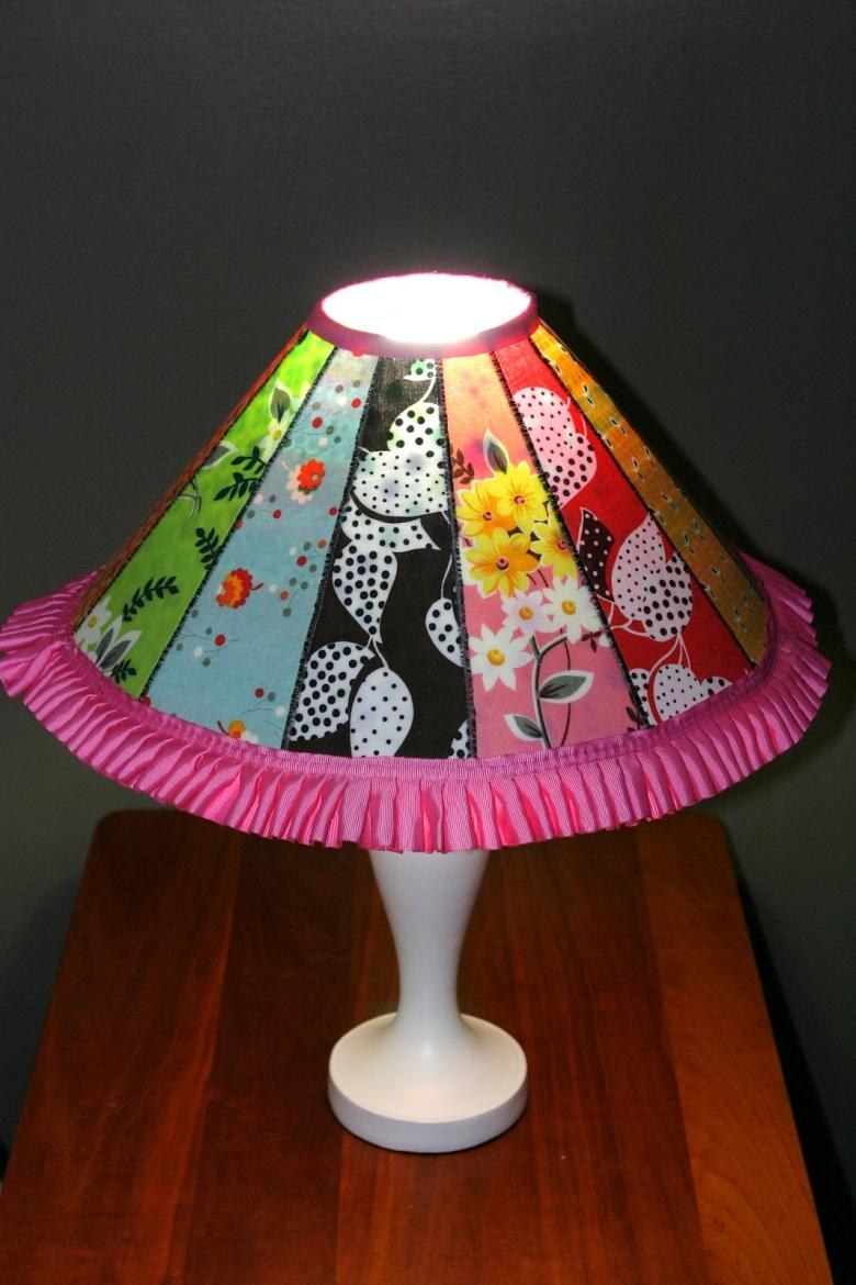 Настольная лампа с абажуром