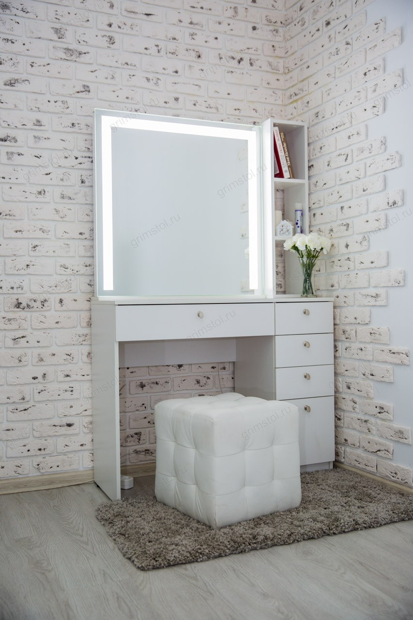 Туалетный столик с зеркалом и лампочками