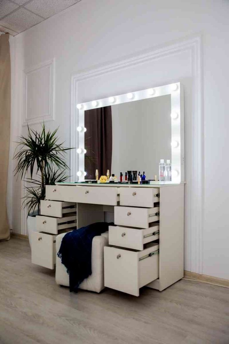 Гримерный столик с зеркалом 120 см