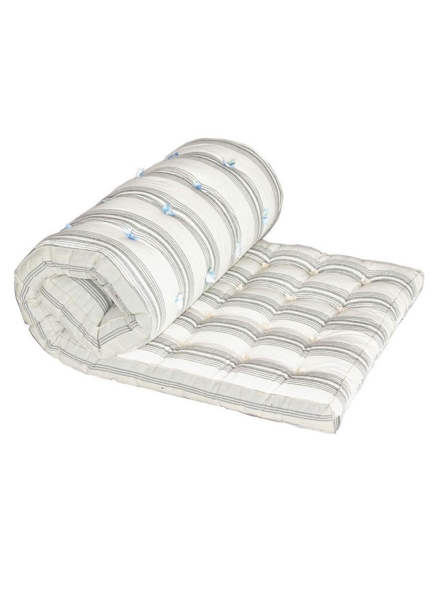 Матрас тканевый из ваты на белом фоне