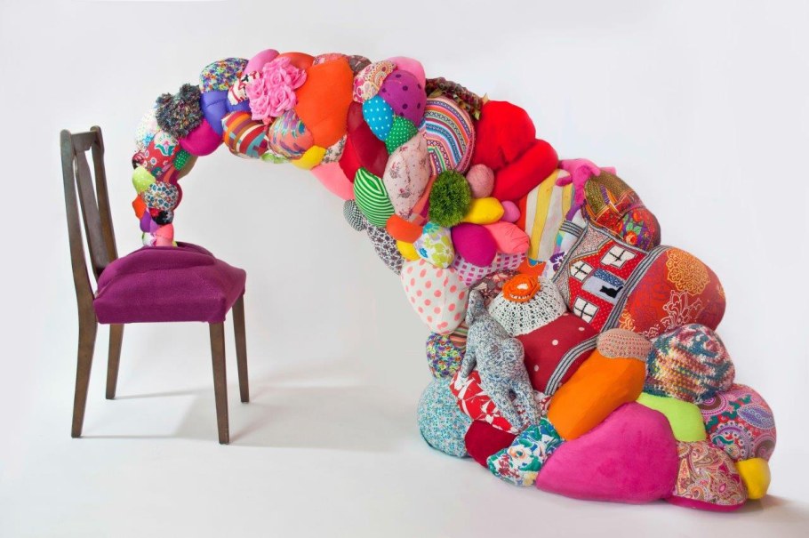 Кресло из мягких игрушек