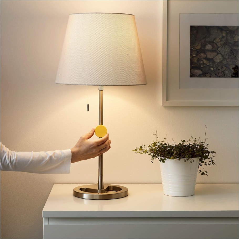 Прикроватная лампа с регулировкой света