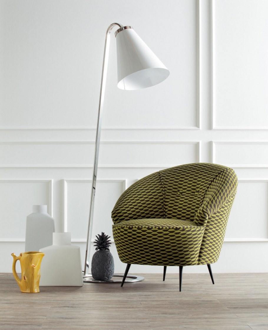 Кресло и напольная лампа