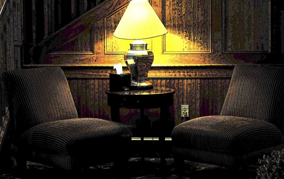 Комната с креслом темно