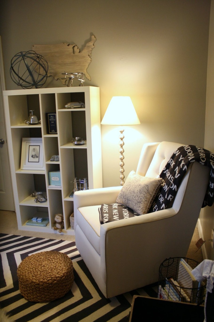 Уголок с креслом в гостиной