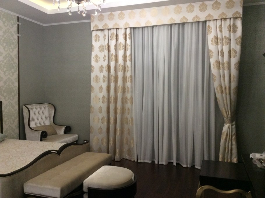 Шторы в стиле арт в спальне