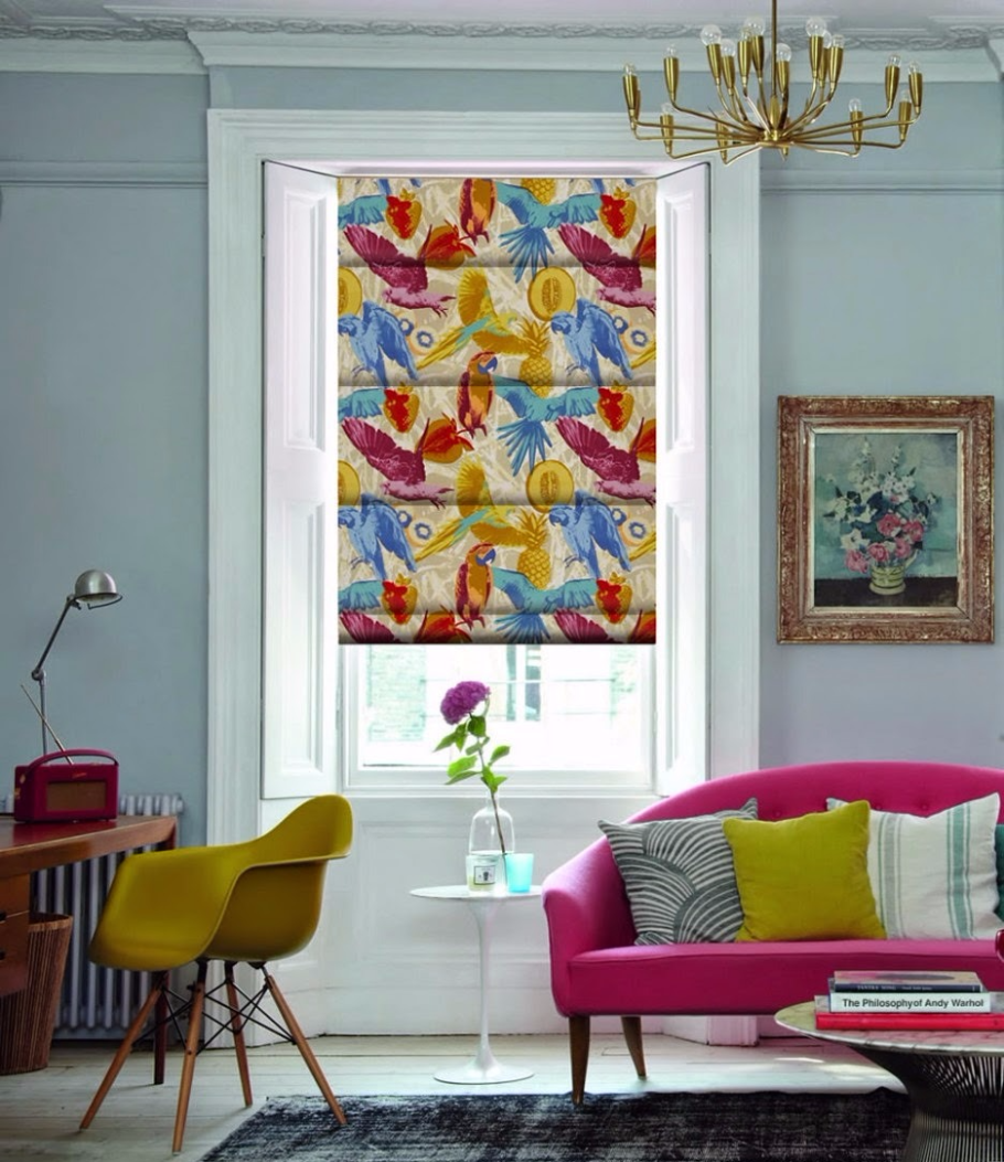 Яркие рулонные шторы в интерьере
